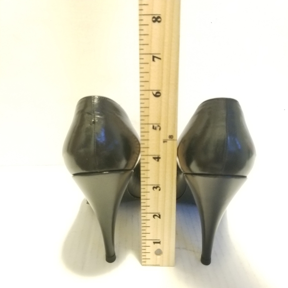 CHANEL Leather Black Heels Pumps. - Picture 13 of 14